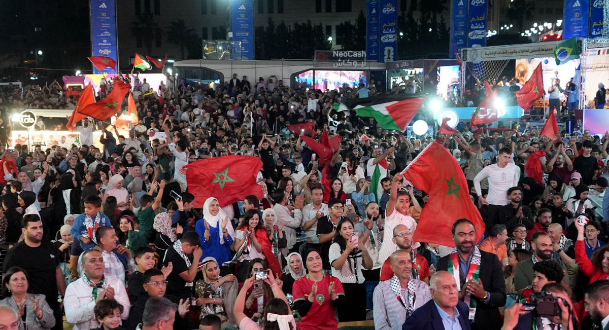 الفلسطينيون يردون الوفاء بالوفاء لأسود الأطلس .. الأعلام المغربية زينت شوارع القدس ورام الله والخليل وغزة